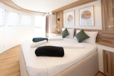 Panorama Suite Alsuraya — двуспальная кровать у круглого панорамного окна