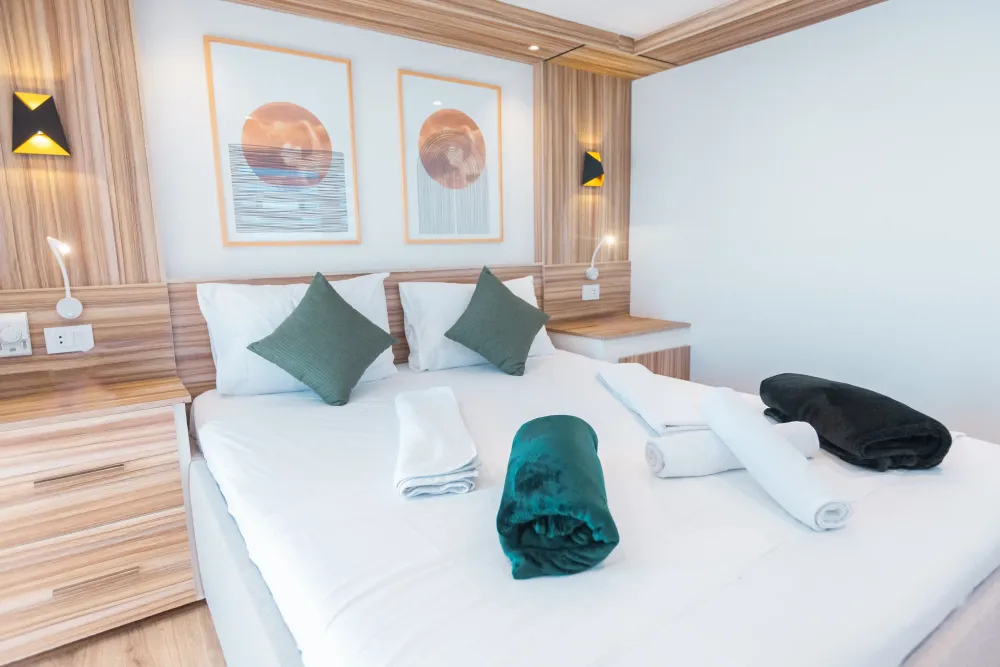 Изголовье кровати в Panorama Suite Alsuraya с картинами и светильниками