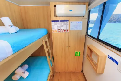 Каюта Twin на верхней палубе Aqua — двухъярусная кровать и шкаф