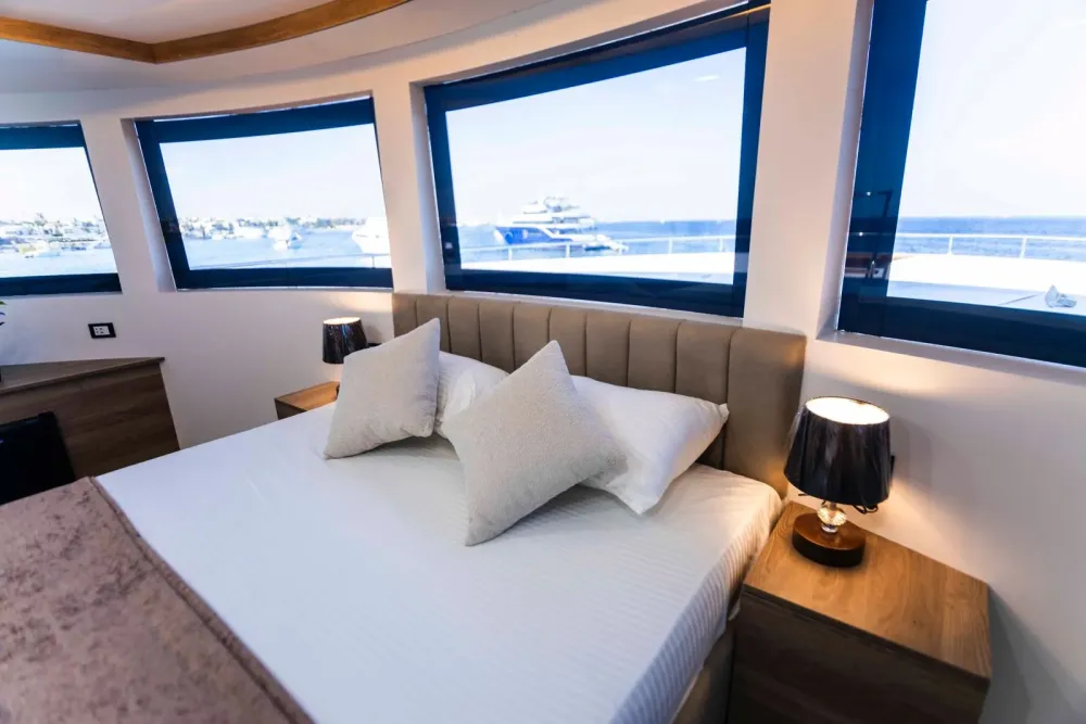 Master Suite Bismarck — двуспальная кровать у полукруглого панорамного остекления