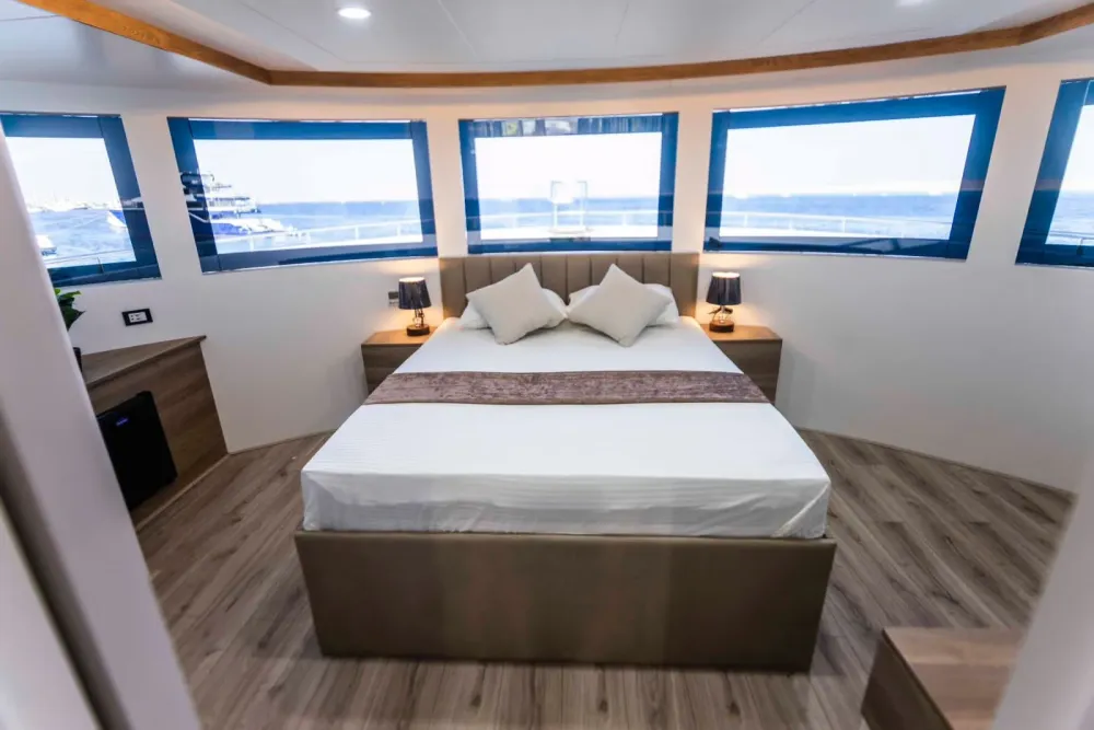 Master Suite Bismarck — вид от изножья кровати на пять панорамных окон