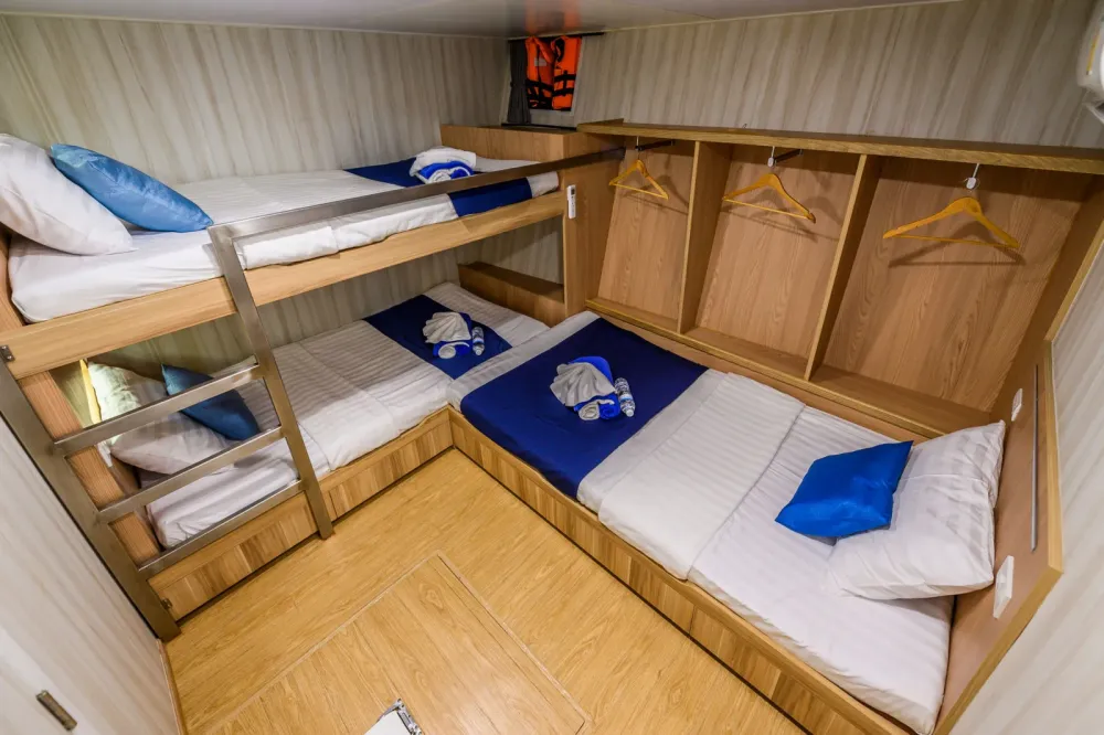Three-berth Andaman Triple cabin with a bunk bed