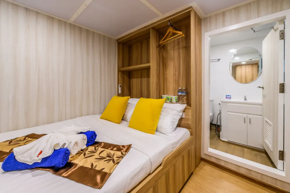 Deluxe Ocean Front double cabin with shelves and mirror