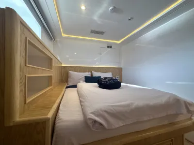 Каюта Destiny с кроватью king size на нижней палубе, отделка светлым дубом