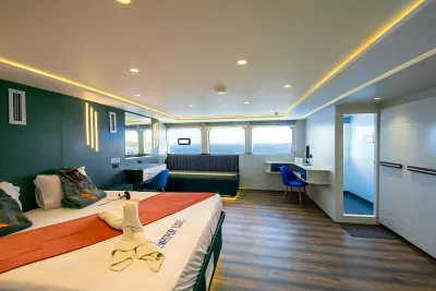 Executive Suite на Emperor Elite — кровать king-size, диваны и письменный стол