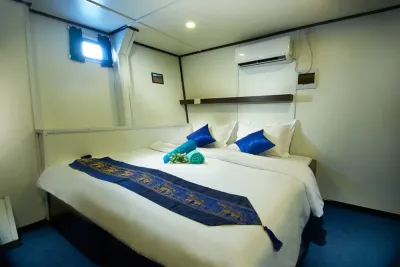 Classic Twin/Double cabin on Galapagos Master with a double bed and air conditioning
