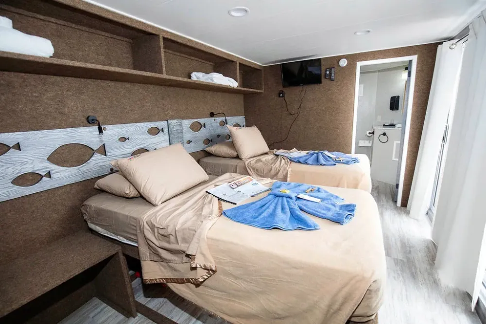 Люкс на Jardines Avalon II — сдвинутые кровати и выход в санузел