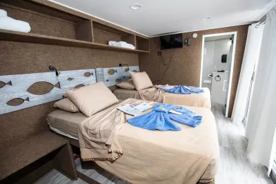 Люкс на Jardines Avalon II — сдвинутые кровати и выход в санузел