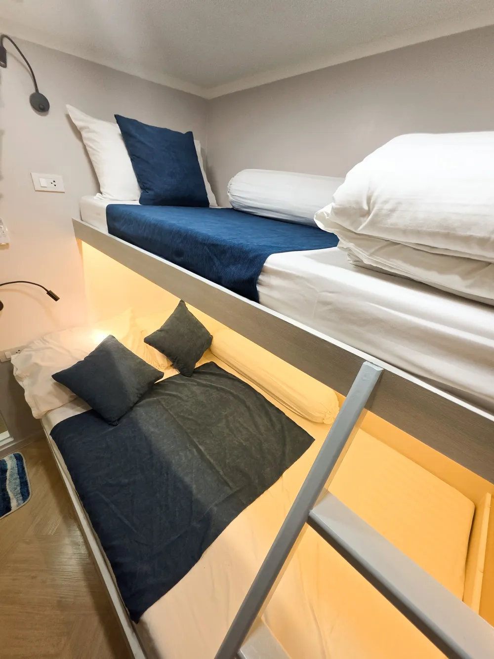 Bunk bed in Krishna 3 cabin B2 with a ladder to the upper berth