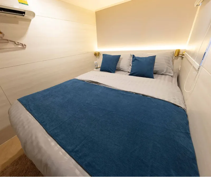 Krishna 3 deluxe cabin — bed, air conditioner and storage shelves