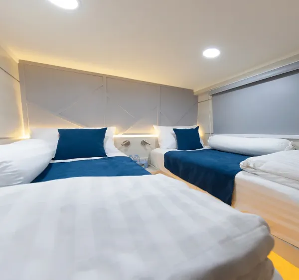 Two beds and a roller blind in cabin A4 on Krishna 3