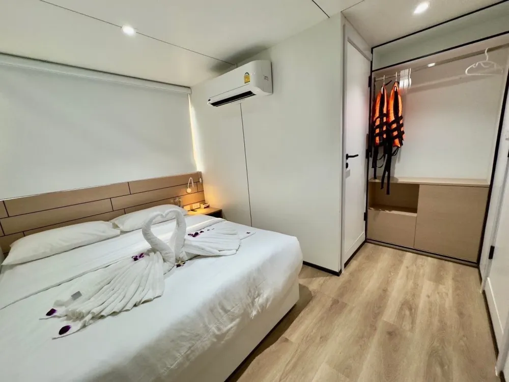 Double cabin on Mandarin Queen 9 with a wardrobe and life jackets