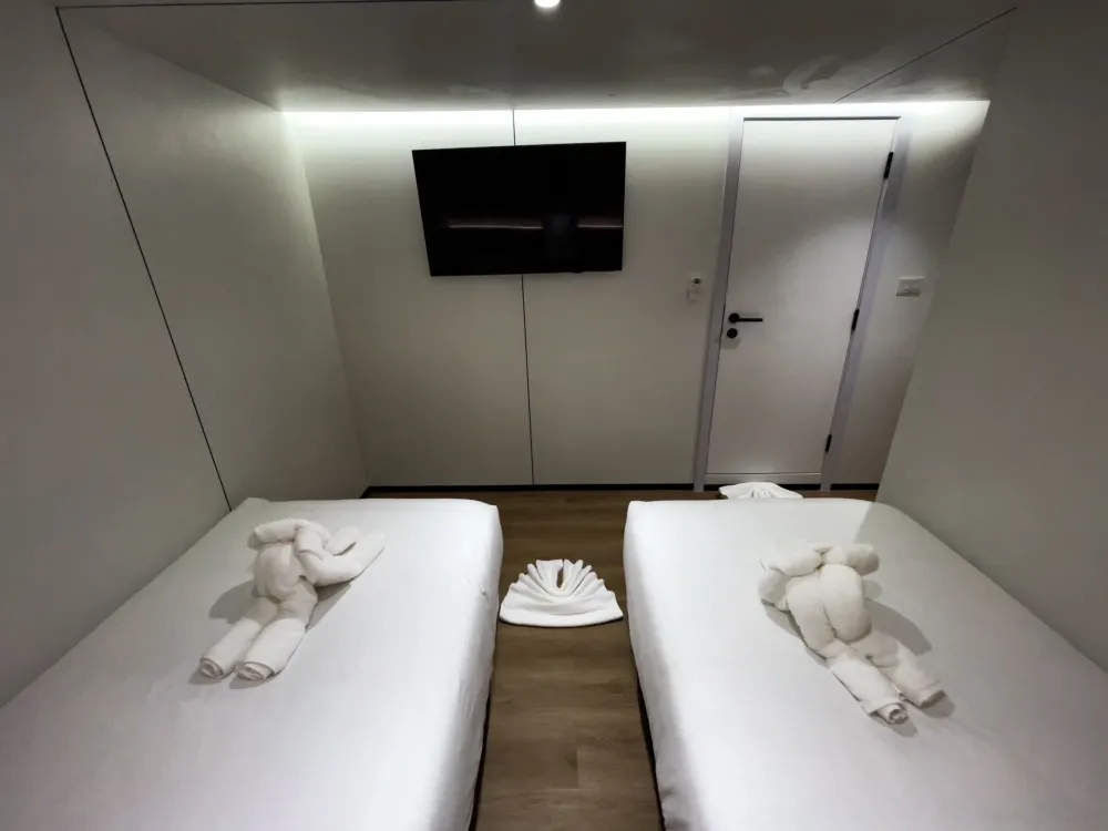 Lower deck twin cabin on Mandarin Queen 9 with a TV