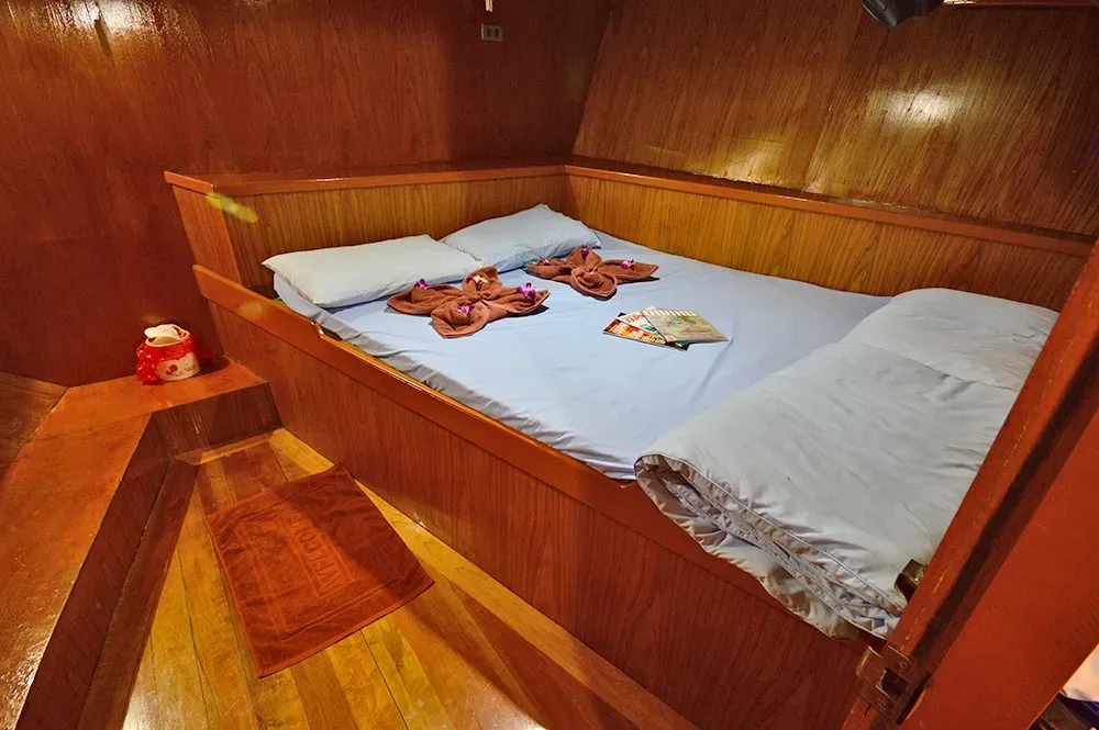 Double-bed cabin on Manta Queen 2 with wood panelling