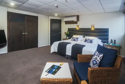 Premium Suite на Nautilus Belle Amie — большая кровать и окно с видом на океан