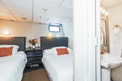Каюта Stateroom на нижней палубе Nautilus Belle Amie — две односпальные кровати