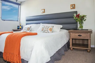 Superior Suite на Nautilus Belle Amie — кровать California king и большое окно