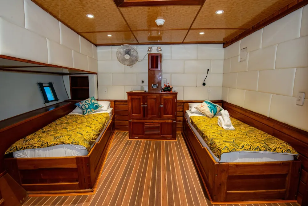 Каюта Premium Twin на Palau Siren — две односпальные кровати и тумба между ними