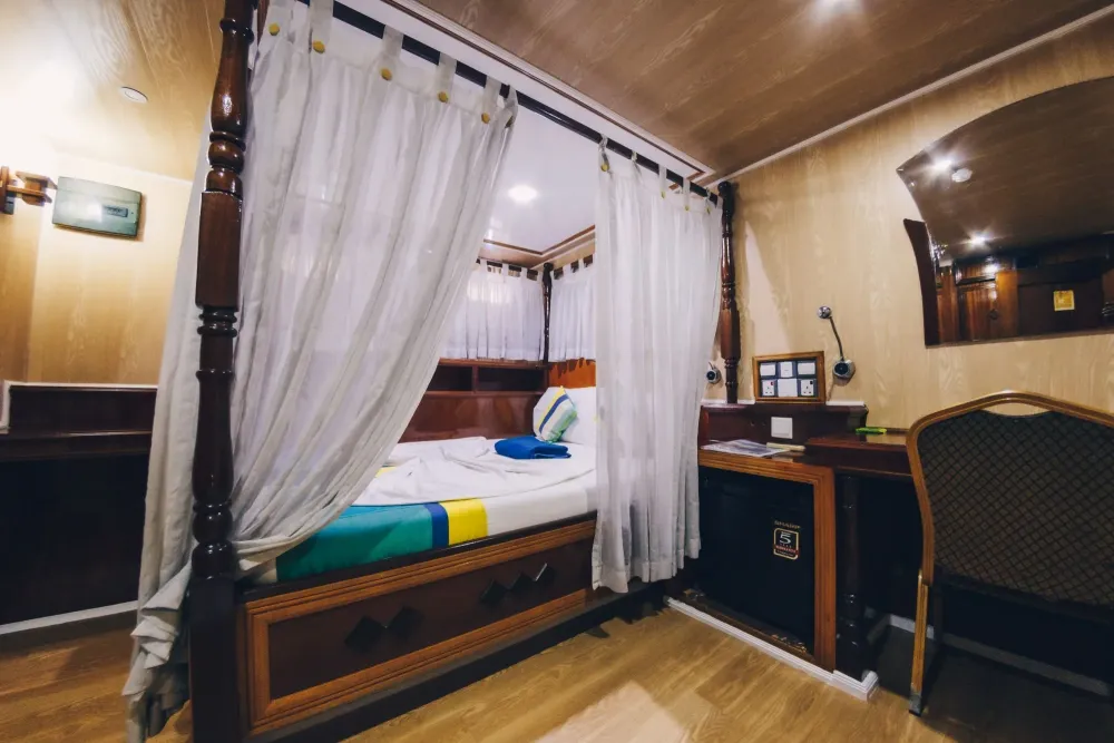 Ocean view cabin on Princess Dhonkamana — canopy bed, desk and chair