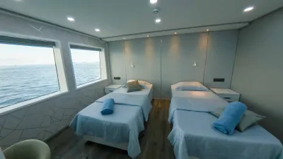 Каюта Deluxe II на верхней палубе Princess Maani — панорамные окна на море