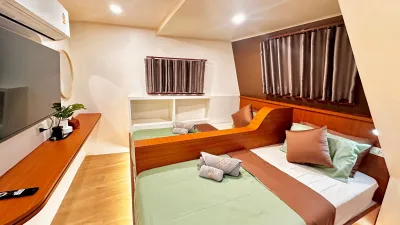 Raga deluxe cabin with twin beds and a TV opposite