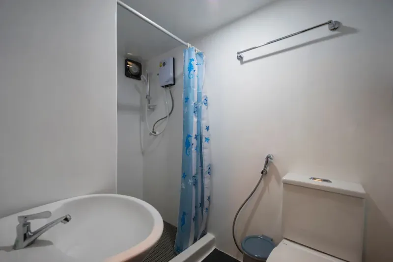 Deluxe cabin en-suite bathroom with hot shower