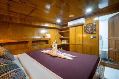 Standard cabin on Sawasdee Fasai — double bed on the lower deck