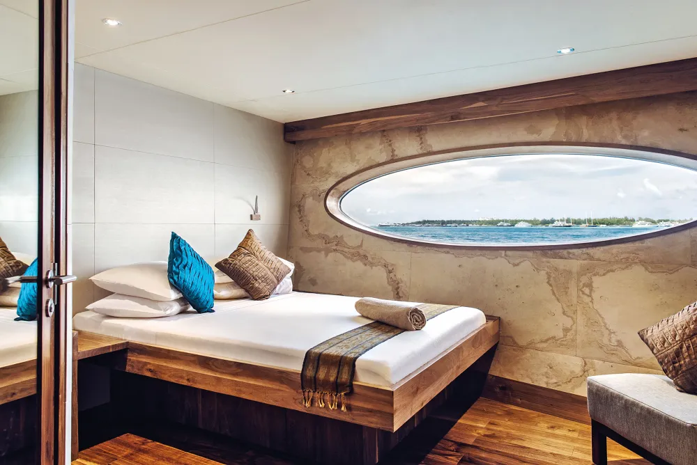 Dolphin Suite на Scubaspa Yang — кровать queen-size у панорамного окна