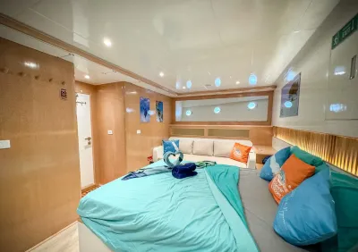 Люкс Sea Friend — двуспальная кровать, диван вдоль борта и иллюминаторы над ним