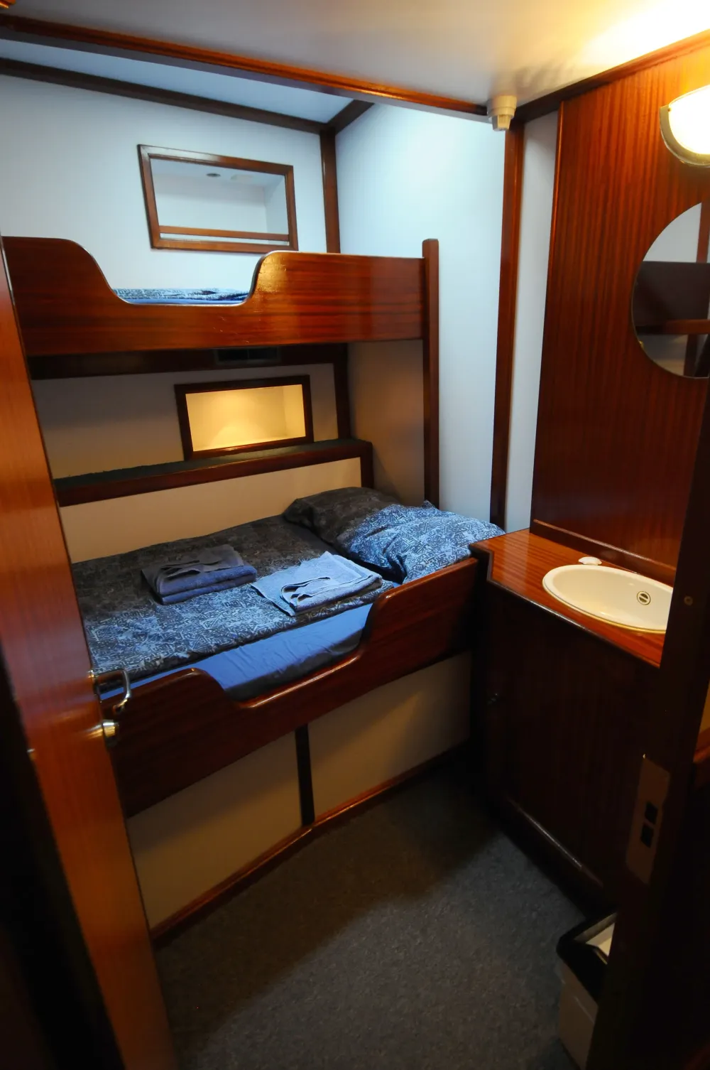 Cabin 1, Category A on Sea Pearl, mirror and wash basin by the bed