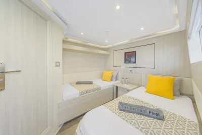 Каюта Standard Twin на верхней палубе Sea Serpent Grand — две кровати, светлые переборки и окно