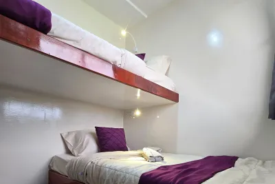 Bunk cabin on Seatopia with an upper and a lower berth