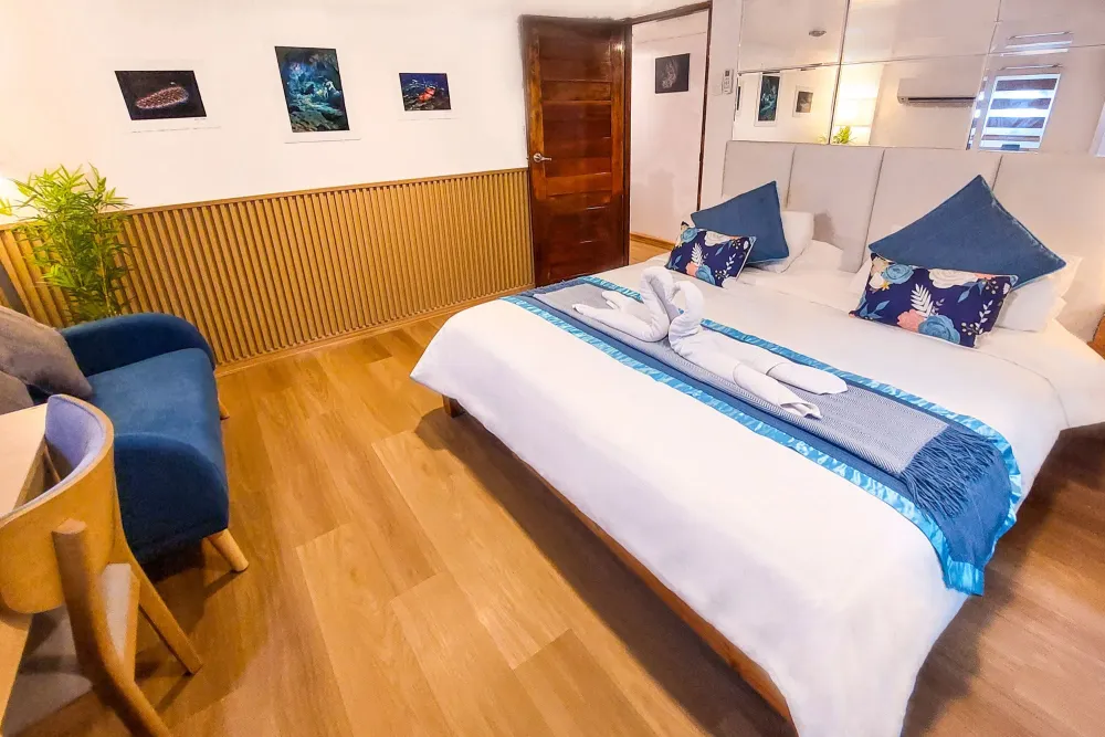 Стейтрум B6 на Solitude One — кресло, стол и деревянные панели