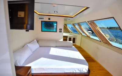 Suite on South Moon 1 — queen-size bed along the panoramic windows