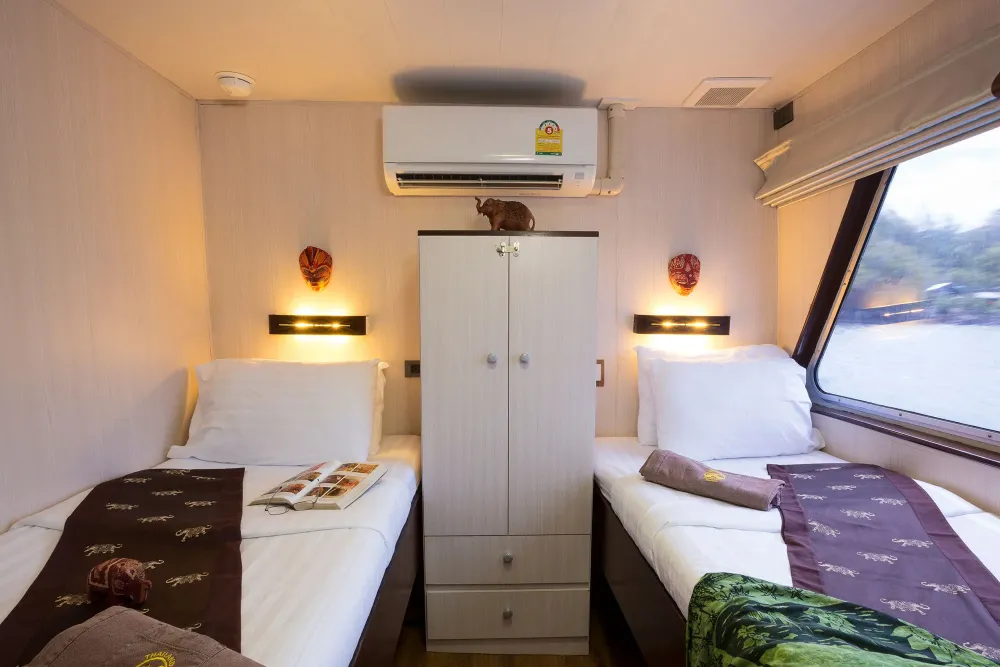 Deluxe cabin on Thailand Aggressor — wardrobe between the beds and reading lights