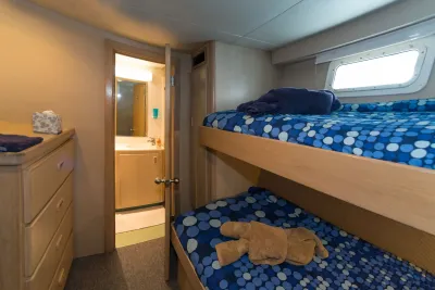 Lower deck stateroom on Turks & Caicos Explorer II — bunk beds and ensuite door