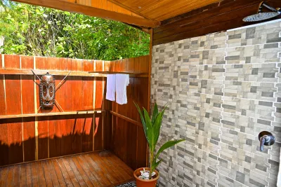 Открытый душ Superior Cottage с каменной стеной
