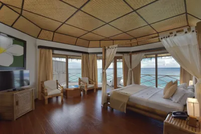 Superior Water Bungalow — интерьер с видом на лагуну