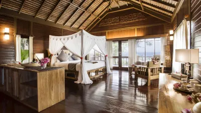 Интерьер коттеджа Bunaken Oasis с кроватью под балдахином