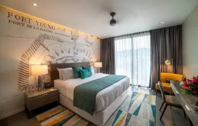Fort Mountain View Room — кровать и карта Доминики на стене