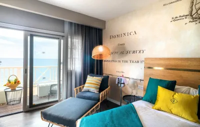 Oceanfront Room — жилая зона с диваном и видом на море