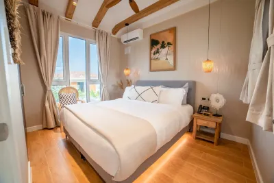 One-Bedroom Cottage — спальня под скатной крышей