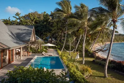 Three Bedroom Sunrise Villa — вилла и бассейн среди пальм