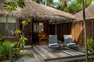 Beach Bungalow — терраса с лежаками