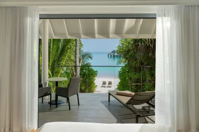 Two Bedroom Beach House — спальня с видом на лагуну