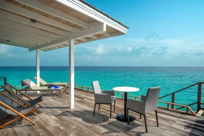 Deluxe Water Villa — терраса над лагуной