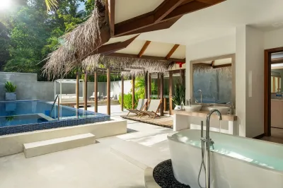 Honeymoon Pool Villa — бассейн и сад