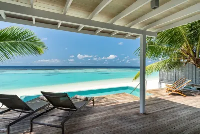 Pool Villa — бассейн и лежаки у лагуны