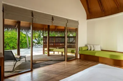 Superior Beach Villa — спальня с выходом на террасу