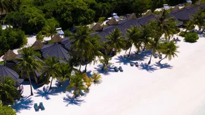Jacuzzi Beach Villa — виллы на пляже с высоты